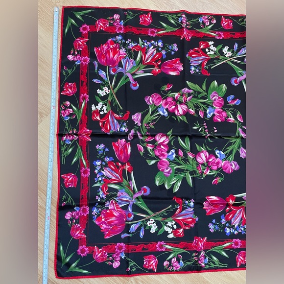 Vintage 100% silk square floral scarf wrap Liz Claiborne black pink red green - Picture 6 of 6